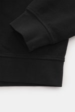 C.P. Company Sweatshirt schwarz, Detailansicht der Ärmelbündchen und Textur, Inside-Out Baumwolle, Linsen-Detail an Ärmeltasche, Regular Fit.