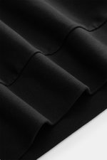 Nahaufnahme des schwarzen C.P. Company Sweatshirts, Fokus auf elastische Baumwolle, weichen Griff und flexible Rippbündchen.