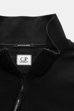 Nahaufnahme des schwarzen C.P. Company Sweat-Troyer aus elastischer Baumwolle mit Troyer-Kragen und Zipper, weichem Griff, Regular Fit, flexible Rippbündchen, fotografiert von oben. Sportiver Allrounder der Metropolis Series.