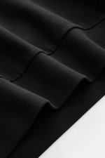 Nahaufnahme der elastischen Bündchen aus weichem Baumwoll-Stretch-Fleece des C.P. Company Sweat-Troyer schwarz, seitliche Perspektive.