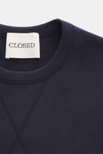 Nahaufnahme des Rundhalsausschnitts vom Closed Sweatshirt navy, Sweat aus reiner Baumwolle, weicher Griff, Regular Fit, Rippbündchen.