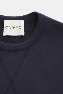 Nahaufnahme des Rundhalsausschnitts vom Closed Sweatshirt navy, Sweat aus reiner Baumwolle, weicher Griff, Regular Fit, Rippbündchen.