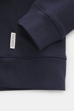 Nahaufnahme des Ärmels und Saums des Closed Sweatshirt navy, Sweat aus reiner Baumwolle, weicher Griff, Regular Fit, Rundhalsausschnitt, komfortable Rippbündchen.