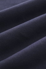 Nahaufnahme des Stoffes vom Closed Sweatshirt navy in navy, Sweat aus reiner Baumwolle, weicher Griff, Regular Fit, Rundhalsausschnitt, Rippbündchen.