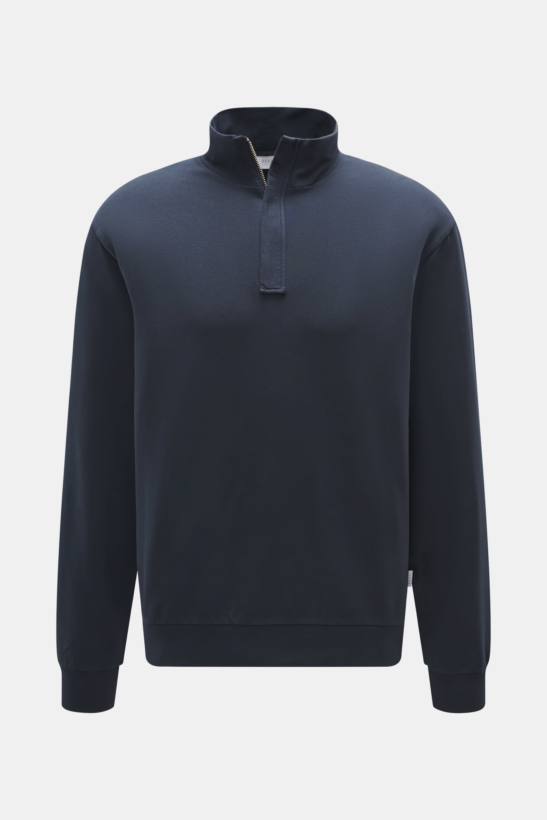 Frontansicht des 04651/ A trip in a bag Sweat-Troyer 'IF' navy, Sweat aus elastischer Baumwolle, weicher Griff, garment dyed, Regular Fit, Troyer-Kragen mit verdecktem Zipper, kleines Weblabel, flexible Rippbündchen, softe Innenseite.