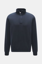 Frontansicht des 04651/ A trip in a bag Sweat-Troyer 'IF' navy, Sweat aus elastischer Baumwolle, weicher Griff, garment dyed, Regular Fit, Troyer-Kragen mit verdecktem Zipper, kleines Weblabel, flexible Rippbündchen, softe Innenseite.