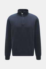 Frontansicht des 04651/ A trip in a bag Sweat-Troyer 'IF' navy, Sweat aus elastischer Baumwolle, weicher Griff, garment dyed, Regular Fit, Troyer-Kragen mit verdecktem Zipper, kleines Weblabel, flexible Rippbündchen, softe Innenseite.