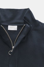 Nahaufnahme des Troyer-Kragens mit verdecktem Zipper und kleinem Weblabel von 04651/ A trip in a bag Sweat-Troyer 'IF' navy, Sweat aus elastischer Baumwolle, weicher Griff, garment dyed, Regular Fit, flexible Rippbündchen, softe Innenseite.