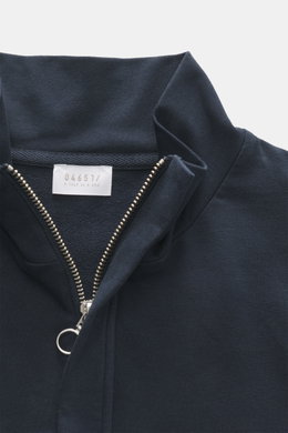 Nahaufnahme des Troyer-Kragens mit verdecktem Zipper und kleinem Weblabel von 04651/ A trip in a bag Sweat-Troyer 'IF' navy, Sweat aus elastischer Baumwolle, weicher Griff, garment dyed, Regular Fit, flexible Rippbündchen, softe Innenseite.
