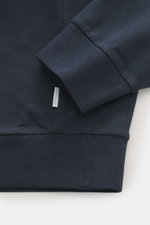 Nahaufnahme des Ärmelbündchens und Bunds von 04651/ A trip in a bag Sweat-Troyer 'IF' navy, Sweat aus elastischer Baumwolle, weicher Griff, garment dyed, Regular Fit, Troyer-Kragen mit verdecktem Zipper, kleines Weblabel, flexible Rippbündchen, softe Inne