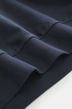 Nahaufnahme des Bunds vom 04651/ A trip in a bag Sweat-Troyer 'IF' navy, fotografiert aus seitlicher Perspektive mit elastischem Baumwoll-Sweat, weichem Griff, garment dyed, Regular Fit, Troyer-Kragen mit verdecktem Zipper, kleinem Weblabel, flexiblen Rip