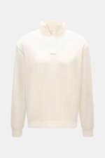 Frontale Nahaufnahme des offwhite Sweat-Troyers 04651/ A trip in a bag Sweat-Troyer 'IF' mit Troyer-Kragen, elastischer Baumwolle, weichem Griff und Rippbündchen.