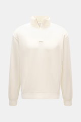 Frontale Nahaufnahme des offwhite Sweat-Troyers 04651/ A trip in a bag Sweat-Troyer 'IF' mit Troyer-Kragen, elastischer Baumwolle, weichem Griff und Rippbündchen.