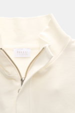 Nahaufnahme aus leicht seitlicher Perspektive des offwhite Sweat-Troyers 04651/ A trip in a bag Sweat-Troyer 'IF' offwhite mit Troyer-Kragen und verdecktem Zipper, Sweat aus reiner Baumwolle, elastische Qualität, weicher Griff, garment dyed, Regular Fit, 