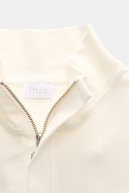 Nahaufnahme aus leicht seitlicher Perspektive des offwhite Sweat-Troyers 04651/ A trip in a bag Sweat-Troyer 'IF' offwhite mit Troyer-Kragen und verdecktem Zipper, Sweat aus reiner Baumwolle, elastische Qualität, weicher Griff, garment dyed, Regular Fit, 