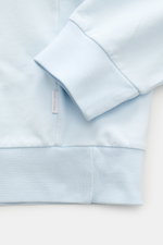 Nahtloser Nahaufnahmeblick auf Ärmel und Saum des pastellblauen 04651/ A trip in a bag Sweat-Troyer 'IF' mit elastischem Rippbündchen, weichem Griff, garment dyed Baumwolle, Regular Fit, Troyer-Kragen, kleinem Weblabel und softer Innenseite.