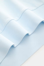 Nahaufnahme des pastellblauen 04651/ A trip in a bag Sweat-Troyer 'IF' mit weichem Griff, elastischer Baumwolle, Troyer-Kragen und flexiblen Rippbündchen.