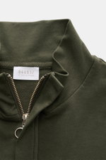 Nahaufnahme des Troyer-Kragens mit verdecktem Zipper von 04651/ A trip in a bag Sweat-Troyer 'IF' dunkelgrün, Sweat aus reiner Baumwolle, elastisch, weicher Griff, garment dyed, Regular Fit, kleines Weblabel, flexible Rippbündchen, weiche Innenseite, foto
