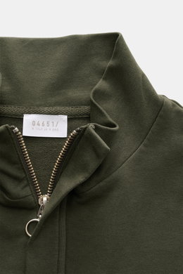 Nahaufnahme des Troyer-Kragens mit verdecktem Zipper von 04651/ A trip in a bag Sweat-Troyer 'IF' dunkelgrün, Sweat aus reiner Baumwolle, elastisch, weicher Griff, garment dyed, Regular Fit, kleines Weblabel, flexible Rippbündchen, weiche Innenseite, foto