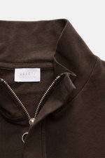 Nahaufnahme des Kragens des 04651/ A trip in a bag Sweat-Troyer 'IF' dunkelbraun, fotografiert von oben, Sweat aus reiner Baumwolle, elastische Qualität, weicher Griff, garment dyed, Regular Fit, Troyer-Kragen mit verdecktem Zipper, kleines Weblabel, flex
