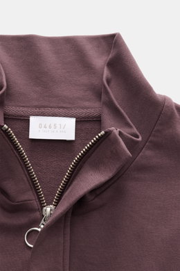 Nahaufnahme von Troyer-Kragen und Reißverschluss des 04651/ A trip in a bag Sweat-Troyer 'IF' bordeaux, Sweat aus reiner Baumwolle, elastisch, weicher Griff, garment dyed, Regular Fit, kleines Weblabel, flexible Rippbündchen, softe Innenseite, fotografier