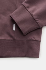 Nahaufnahme von Ärmel und Saum des 04651/ A trip in a bag Sweat-Troyer 'IF' bordeaux, Sweat aus reiner Baumwolle, elastisch, weicher Griff, garment dyed, Regular Fit, Troyer-Kragen mit Zipper, kleines Weblabel, flexible Rippbündchen, softe Innenseite, Ans