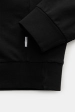 Nahaufnahme des schwarzen 04651/ A trip in a bag Sweat-Troyer 'IF' mit elastischen Rippbündchen, kleinem Weblabel, weichem Griff und garment dyed Baumwolle.