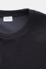04651/ A trip in a bag Rundhals-Sweatshirt dark navy, Nahaufnahme von Rundhalsausschnitt und Innenlabel, weicher Jersey aus Wolle und Baumwolle, inside-Out Design, Slim Fit, elastische Bündchen, hoher Tragekomfort.