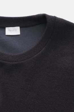 04651/ A trip in a bag Rundhals-Sweatshirt dark navy, Nahaufnahme von Rundhalsausschnitt und Innenlabel, weicher Jersey aus Wolle und Baumwolle, inside-Out Design, Slim Fit, elastische Bündchen, hoher Tragekomfort.