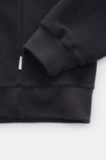 Nahaufnahme des dunkelblauen 04651/ A trip in a bag Rundhals-Sweatshirts in Slim Fit, seitlich von oben fotografiert, mit weichem Wolle-Baumwoll-Jersey, elastischem Bündchen und inside-Out Design.