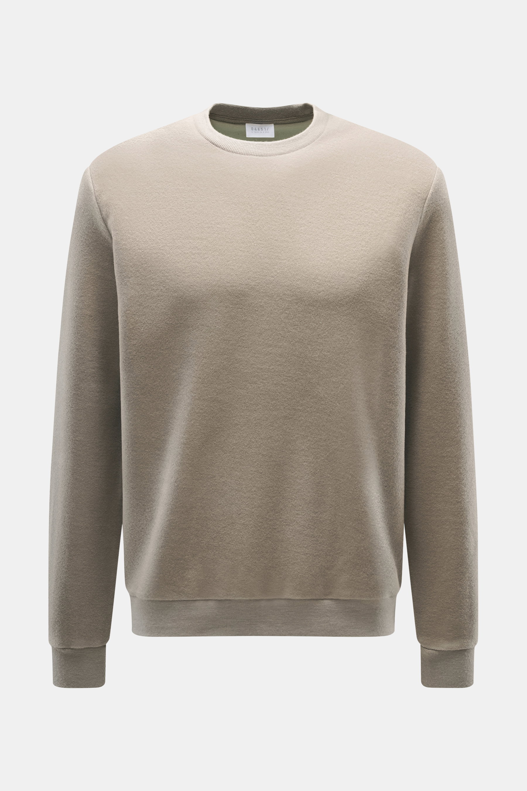 04651/ A trip in a bag Rundhals-Sweatshirt taupe, Slim Fit, inside-Out Design, aus Wolle-Baumwoll-Jersey, weich, Rundhalsausschnitt, elastische Bündchen, Frontansicht.