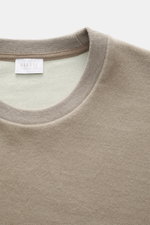 04651/ A trip in a bag Rundhals-Sweatshirt taupe, Nahaufnahme von innen, weiches Jersey aus Wolle & Baumwolle, inside-Out Design, Slim Fit, elastische Bündchen.