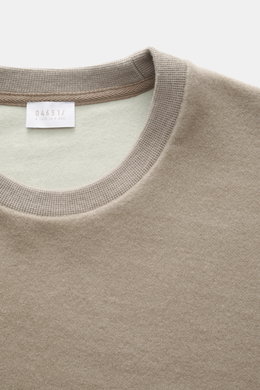 04651/ A trip in a bag Rundhals-Sweatshirt taupe, Nahaufnahme von innen, weiches Jersey aus Wolle & Baumwolle, inside-Out Design, Slim Fit, elastische Bündchen.