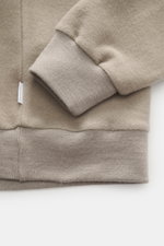 04651/ A trip in a bag Rundhals-Sweatshirt taupe, Detailaufnahme von innen nach außen, weicher Jersey aus Wolle/Baumwolle, Slim Fit, elastische Bündchen.