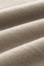 Nahaufnahme des weichen Jersey-Stoffs in Taupe, Detailansicht des 04651/ A trip in a bag Rundhals-Sweatshirt taupe mit inside-Out Design, Slim Fit, Rundhalsausschnitt und elastischen Bündchen aus Wolle und Baumwolle.
