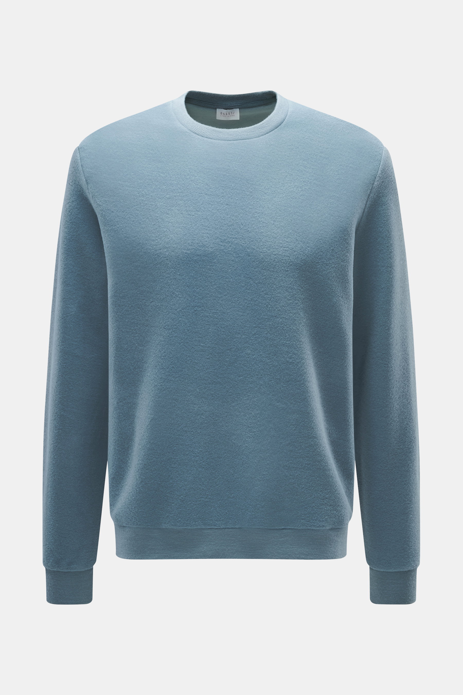 Frontale Nahaufnahme des vielseitigen 04651/ A trip in a bag Rundhals-Sweatshirt rauchblau aus Wolle-Baumwolle-Jersey mit Slim Fit, Rundhalsausschnitt und elastischen Bündchen, inside-Out Design, sehr weich.
