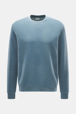 Frontale Nahaufnahme des vielseitigen 04651/ A trip in a bag Rundhals-Sweatshirt rauchblau aus Wolle-Baumwolle-Jersey mit Slim Fit, Rundhalsausschnitt und elastischen Bündchen, inside-Out Design, sehr weich.