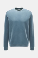 Frontale Nahaufnahme des vielseitigen 04651/ A trip in a bag Rundhals-Sweatshirt rauchblau aus Wolle-Baumwolle-Jersey mit Slim Fit, Rundhalsausschnitt und elastischen Bündchen, inside-Out Design, sehr weich.