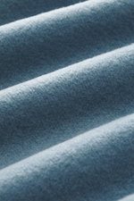 Makroaufnahme des weichen, rauchblauen Jerseys des 04651/ A trip in a bag Rundhals-Sweatshirts mit Inside-Out Design, Wolle, Baumwolle, Slim Fit und elastischen Bündchen.