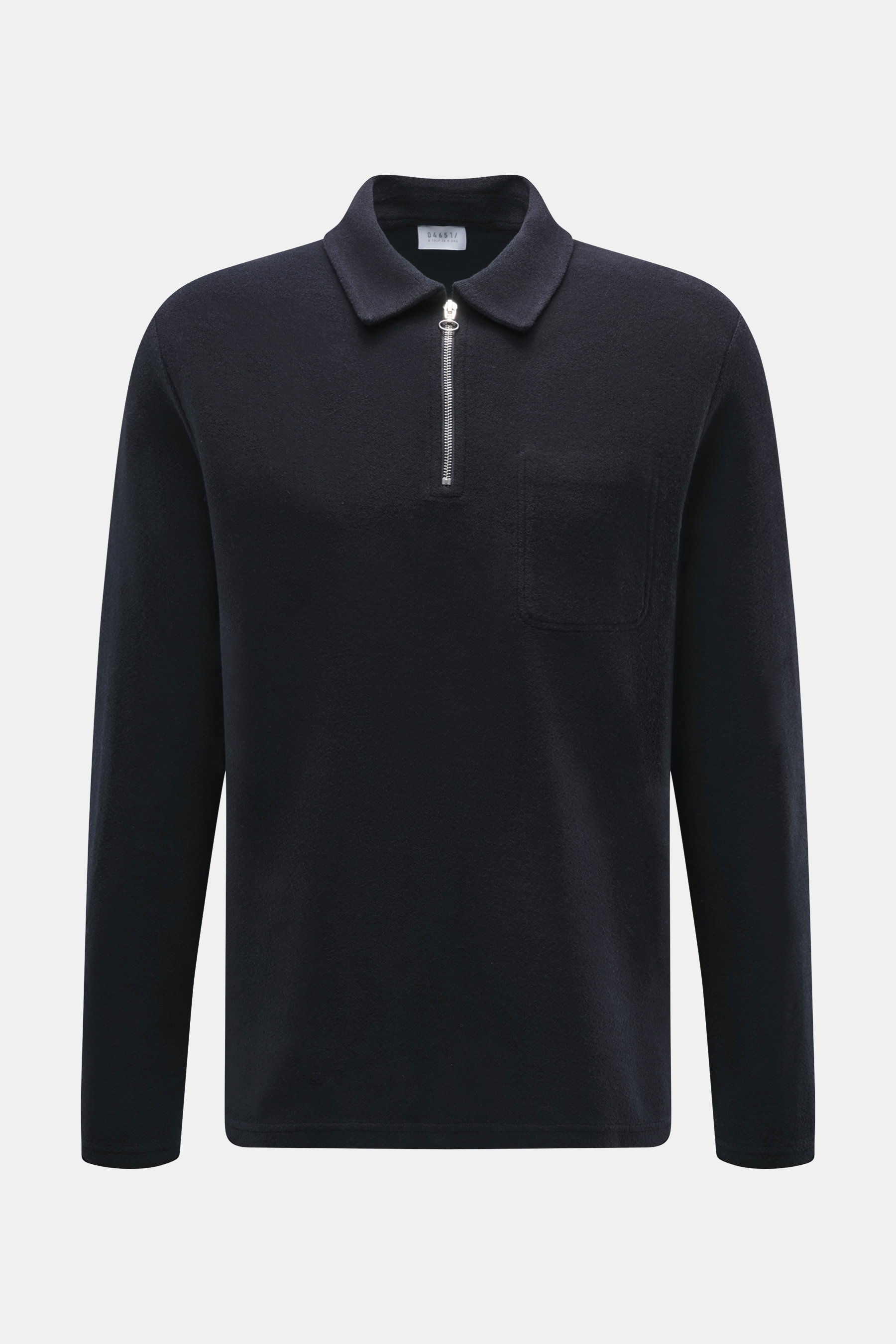 04651/ A trip in a bag Troyer 'CW Zip Polo' navy, frontal fotografiert, Regular Fit, weicher Griff, Mix aus Wolle u. Baumwolle, Troyer-Kragen, Brusttasche, Weblabel