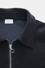 Nahaufnahme des Troyer-Kragens und Reißverschlusses des dunkelblauen 04651/ A trip in a bag Troyer 'CW Zip Polo' navy, Regular Fit, Mix aus Wolle und Baumwolle, weicher Griff, innenliegende Brusttasche, kleines Weblabel in der Seitennaht, fotografiert von