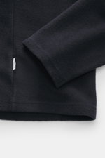 Nahaufnahme des navyfarbenen 04651/ A trip in a bag Troyer 'CW Zip Polo' navy aus Wolle-Baumwoll-Mix, weicher Griff, Regular Fit, klassischer Troyer-Kragen, innenliegende Brusttasche, kleines Weblabel in Seitennaht, fotografiert von schräg oben.