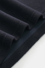 Nahaufnahme des Stoffes von 04651/ A trip in a bag Troyer 'CW Zip Polo' navy, Mix aus Wolle und Baumwolle, weicher Griff, Regular Fit, klassischer Troyer-Kragen, innenliegende Brusttasche, kleines Weblabel in Seitennaht.