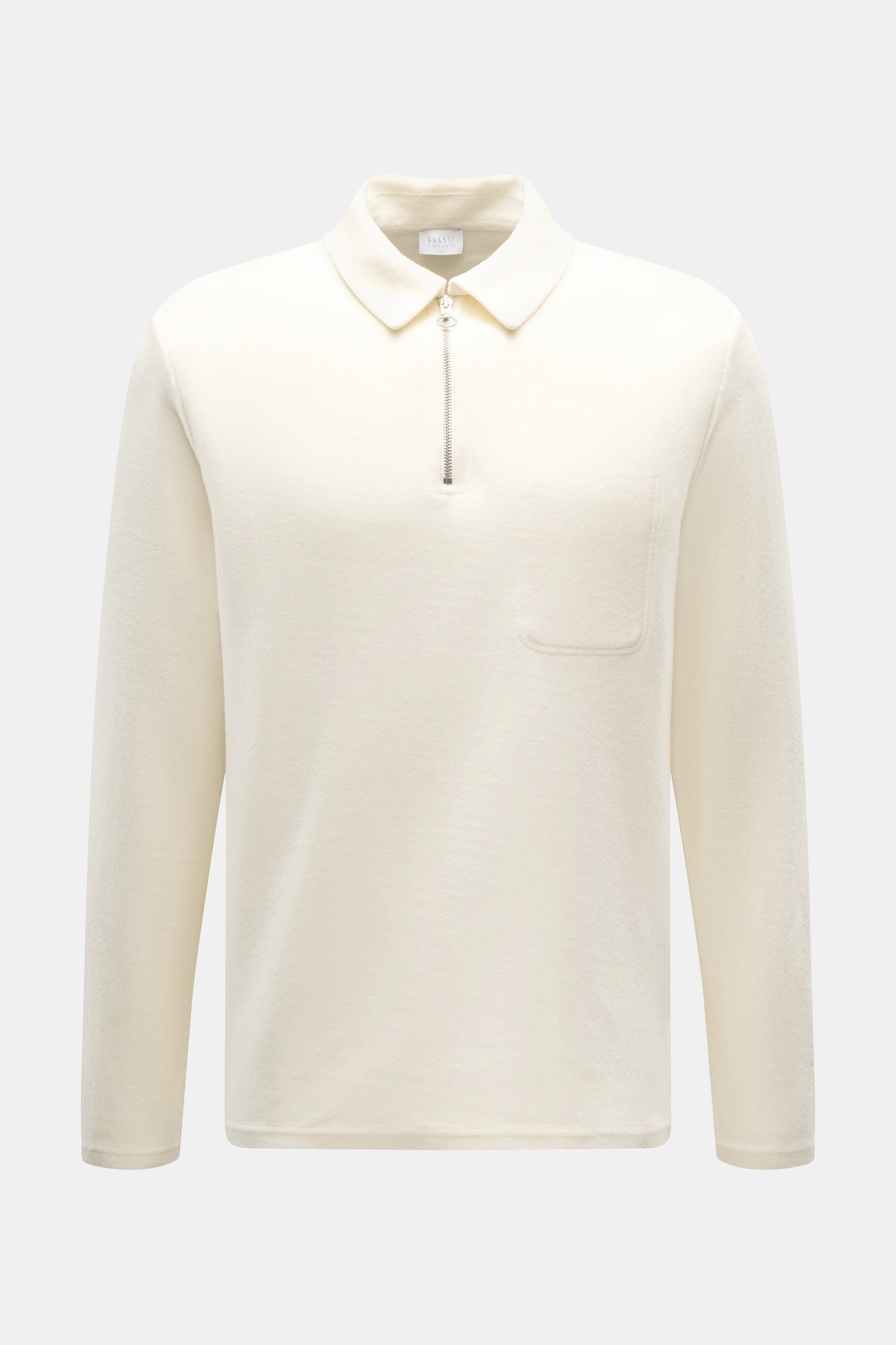 Frontale Nahaufnahme des cremefarbenen 04651/ A trip in a bag Troyer 'CW Zip Polo' mit klassischem Troyer-Kragen, innenliegender Brusttasche, Regular Fit, weichem Griff aus Wolle-Baumwoll-Mix und kleinem Weblabel in der Seitennaht.