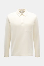 Frontale Nahaufnahme des cremefarbenen 04651/ A trip in a bag Troyer 'CW Zip Polo' mit klassischem Troyer-Kragen, innenliegender Brusttasche, Regular Fit, weichem Griff aus Wolle-Baumwoll-Mix und kleinem Weblabel in der Seitennaht.