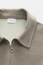 Nahaufnahme des klassischen Troyer-Kragens und Reißverschlusses von 04651/ A trip in a bag Troyer 'CW Zip Polo' taupe, Mix aus Wolle und Baumwolle, weicher Griff, Regular Fit, innenliegende Brusttasche, kleines Weblabel in der Seitennaht, frontale Perspek