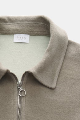 Nahaufnahme des klassischen Troyer-Kragens und Reißverschlusses von 04651/ A trip in a bag Troyer 'CW Zip Polo' taupe, Mix aus Wolle und Baumwolle, weicher Griff, Regular Fit, innenliegende Brusttasche, kleines Weblabel in der Seitennaht, frontale Perspek