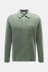 04651/ A trip in a bag Troyer 'CW Zip Polo' salbei, Frontansicht, Mix aus Wolle und Baumwolle, weicher Griff, Regular Fit, klassischer Troyer-Kragen, innenliegende Brusttasche, kleines Weblabel in Seitennaht.