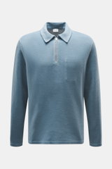 Frontale Nahaufnahme des rauchblauen 04651/ A trip in a bag Troyer 'CW Zip Polo' mit klassischem Troyer-Kragen, Regular Fit, weichem Griff, innenliegender Brusttasche, kleinem Weblabel und Woll-Baumwoll-Mix.