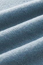 Nahaufnahme des Stoffes von 04651/ A trip in a bag Troyer 'CW Zip Polo' rauchblau, Mix aus Wolle und Baumwolle, weicher Griff, Regular Fit, klassischer Troyer-Kragen, innenliegende Brusttasche, kleines Weblabel in Seitennaht.